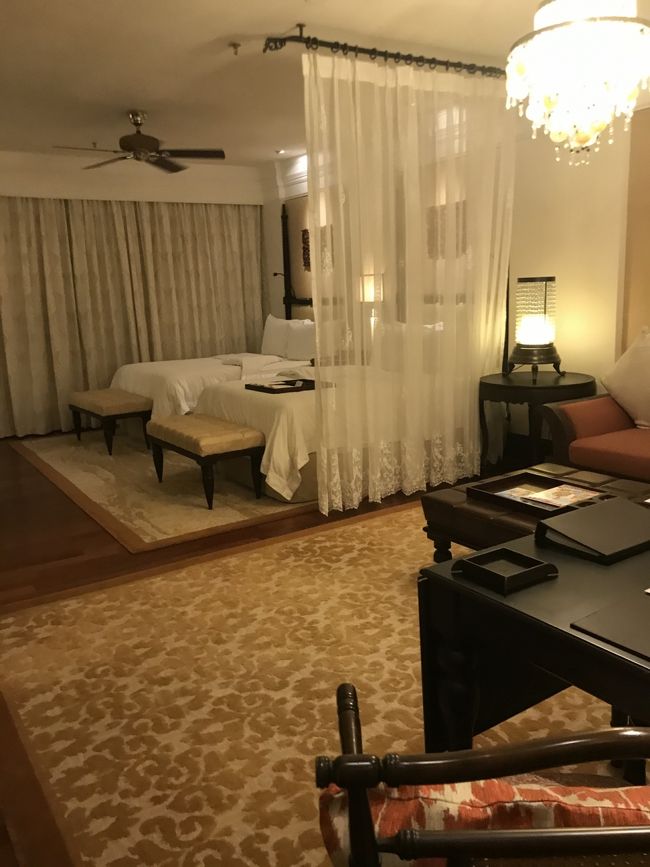 このホテルの中では一番低いランクの部屋だと思うのですが、それでも充分すぎる広さとラグジュアリーさです。