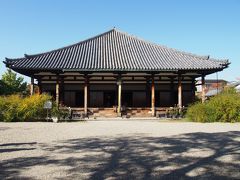 ならまちの方に移動して、元興寺。
こちらも国宝で世界遺産です。
仏像とかではなく、建物自体が国宝で、瓦などの研究が展示してありました。