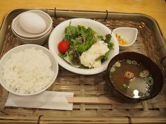駅ビル内の「奈良のうまいものプラザ」で朝ごはん。
ご飯かパンが選べます。
卵かけごはん。