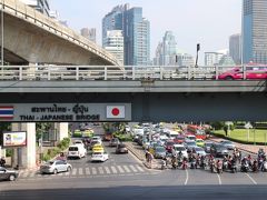 サラデーン駅からシーロム駅への連絡通路から。日本の援助で建設された橋が誇らしい。
(これ以降、MRTは撮影禁止なので写真はありません）