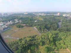 高雄空港が近づいてきました。

あちこちにサバヒー（虱目魚）や海老の養殖池が見えます。