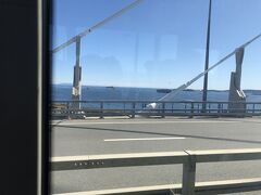 ルースキー島連絡橋が見えてきました。
金角大橋も大きな橋でしたが、ルースキー島連絡橋はもっと立派です。
大小さまざまな船が行き交っています。
湾内とは全く違った風景が広がっていました。
冬になるとアムール湾は凍ってしまうので、冬に訪れてみるのも楽しそうです。
