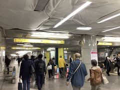 地下鉄・大江戸線の都庁前駅で下車。JR新宿駅より歩いていけないこともないが、大江戸線からのアクセスが便利です。