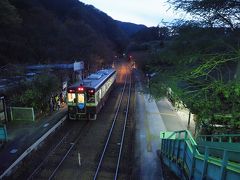 草木湖周辺をハイキングしてきたお客さんがゾロゾロと車内に吸い込まれていきます♪