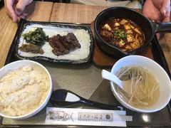 夫は麻婆豆腐と牛タン(爆）

昨日の牛タンがイマイチだったので(苦笑）
ひよった私たち夫婦は、牛タンオンリーのメニューにはしませんでした＾＾；