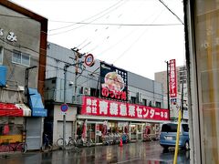 バス「ねぶたん号」に乗り30分で青森駅へ。

バスに乗った途端に雨が降り出しました。
屋外作品の鑑賞中に降らなくて良かった～

あちらでお昼ご飯をいただきましょう。