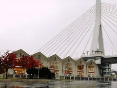 ホテルの送迎バスが迎えに来るまで、雨宿り。

青森駅隣に在ります「A-FACTORY」
青森県のお菓子や雑貨を取りそろえたショップや、地元食材を使ったレストランがあります。
青森駅でのお土産探しに最適。