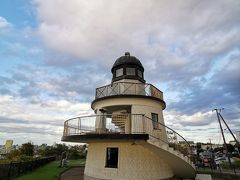 車で１０分ほど走ると米町公園があります。港と海を一望できる高台の公園です。灯台を模した展望台があります。ここからの眺めは素晴らしい。駐車場は公園の下に無料駐車場があります。