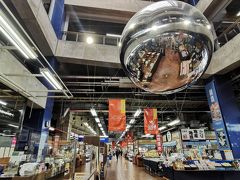 車で３０分ほど走って釧路市内に入りました。まずは釧路フィッシャーマンズワーフMOOにいきました。駐車場は隣に有料駐車場があります。ここに停めると幣舞橋にも便利です。館内の１Ｆはお土産屋さんや飲食店もあって便利そうです。