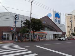 釧路駅から歩いて５分で釧路和商市場です。オープン直前ですので人はほとんどいません。
