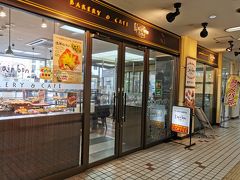 釧路和商市場がオープンするまでの時間調整で釧路駅に行きました。構内にある喫茶・パン屋さんの「レフボンＪＲ釧路店」でコーヒーです。基本はパン屋さんですが、イートインコーナーもあって喫煙所もあります。