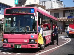 バスが到着。ピンク色のバスは目立ちます。直通と各停があります。各停バスでした。