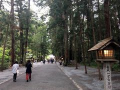 １＜小國神社（おぐにじんじゃ）・参道＞
５月１日の朝７時、遠江國一宮「小國神社」に「令和」最初の参拝と御朱印をいただきに行きました。
参道を歩く人はまばらで、すぐ参拝できると思ったのですが・・・。
