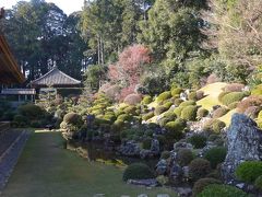 ２６＜龍潭寺・庭園Ⅰ＞
この庭園は、江戸時代初期に築かれた「池泉鑑賞式庭園」です。
作者は「小堀遠州」で、昭和11年に国の指定名勝となった東海一の名園です。
訪れたときには、まだ紅葉は始まっていませんでした。
始まっていれば・・・。（次の写真へ）
