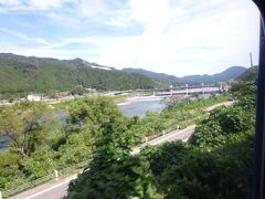 このあたりから、この路線と併走する阿賀野川が現れる。
しばらくは車窓の左側に見える。