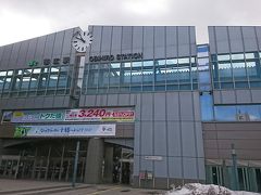 帯広駅南口外観。JR北海道の主要駅はこういう感じの駅が多い。おしゃれな駅って感じですね。