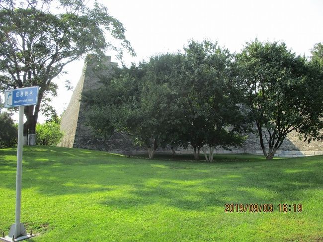 ↑ 崇文門の名残。<br />　ここ崇文門に「門」は無い。<br />　北京のほかの多くの門と同様、いまでは地下鉄駅名に歴史を留めるだけというが、それでもここは城壁が残されている数少ない場所のひとつ。<br />　写真は、崇文門駅から1kmほどの北京駅へと徒歩で向かう途中、北京駅裏手にあたる明城遺跡公園内を、右手の東南角楼へとすすむところ。<br />　公園手入れの人たちを除いて人の姿は殆ど無い。<br />　塵ひとつ窺えない公園は手入れがよさそうで、植え込みの緑や散水から涼感も伝わってくる。