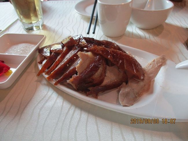 ↑ 便宜坊哈徳門店の「北京ダック」。<br />　火曜日の17:00に入店したせいか、50卓以上はあるかと思える広いフロアには客は疎ら。しばらくして気が付くとほぼ満席になったのにはびっくり。<br />　フロア中ほどあたりで白衣・白帽子の店員たちがダックを切り取って盛り付けているな、と思っていたら、運ばれてきたのが写真のダック。<br />　闇爐の余熱で蒸し上げられたはずだが、香ばしい食感。<br />　このほか、白濁した鴨湯、饅頭やドリンクも添えて、約１６０元/人。便宜？<br />　（東城区崇外大街16号国瑞大厦四層 ～崇文門站由C口出）<br /><br />　初日終了。