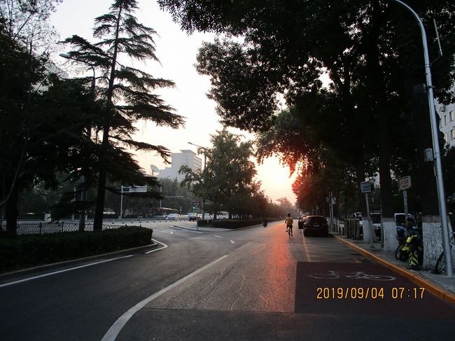 ■２日目：<br />好天の兆し。<br />　朝６時、手軽な朝食をとりにHOTELを出かける。<br />　出かけ際に１Ｆ外の道路に面したベンチコーナ（喫煙コーナ）を見ると掃除の人がひとりのみ。昨日は大勢見かけた西洋からと思しき観光客たちはまだ起床前かな。<br />　しばらく歩いて前門東大街から崇文門方面を振り返ると、朝日が空気を通して輝いてくる。<br />　今日も澄んでいるようだ。<br />