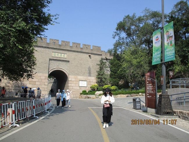 ↑ 分岐点。<br />　写真の門（「居庸外鎮」門）をくぐると、八達嶺駅、八達嶺飯店やバス発着場（９１９路）方面へと道が続くが、すぐ右は北コース（なだらかだが距離は長い。女坂。）、左は南コース（急だが距離は短い。男坂。）、という分かれ道となる。<br />　今回は南コースの男坂を選択。<br />