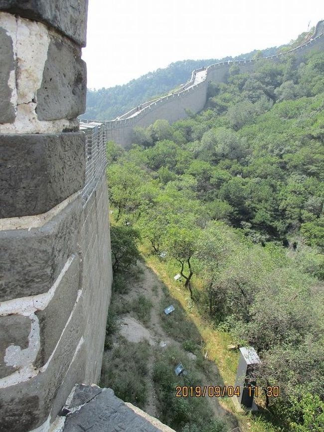 ↑ 城壁の上から下をのぞくと地面が遠い。<br />　右側が北方。<br />　北方騎馬民族が長城を乗り越えるとしたら往生したに違いないが、昔の関東軍は長城超えで行き来してしまった。