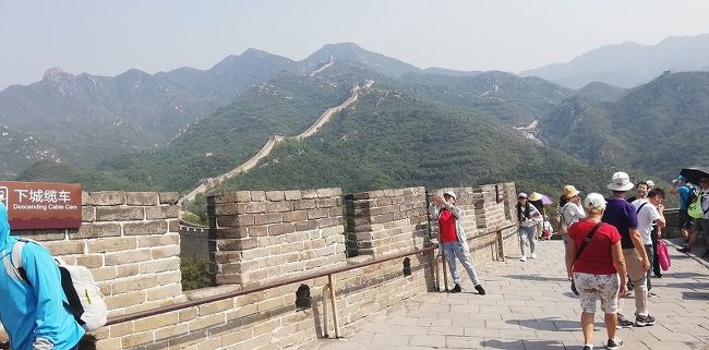 ↑ ここで一息。<br />　遠景の北コースの城壁上の観光客がけし粒のように、はっきりと見える、快晴の日だった。