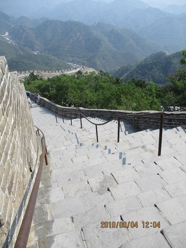 ↑ 帰りはこちら。<br />　這い上がってきた城壁上の道（写真左側）の下に沿って、もうひとつの道が通っている。下りはこちらを降りることにする。<br />　城壁の上を更にすすむ。