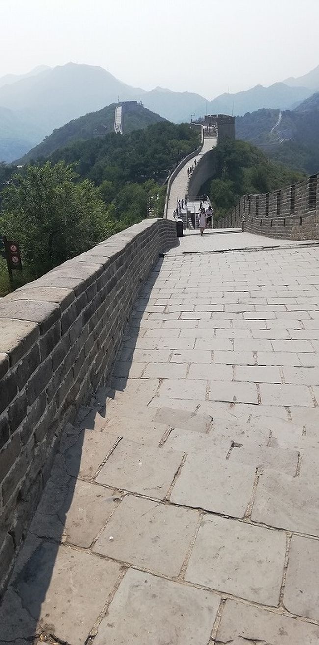 ↑ 南六楼で限界。<br />　少しだけ平坦なところがあると休みながら、遠くに見えていた南六楼に辿り着く。ここ長城の上では日差しを遮るものが無かったので、楼の中の日陰のひんやりとした風が格別。<br />　一休みすると、疲れも心地よい。<br />　前方に見える南七楼を背にして引返すことにする。