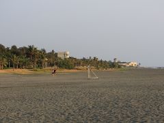 旗津半島の海水浴場は真っすぐな砂浜が続きます。