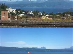 「ノールランストーク鉄道」は
ナルヴィーク(Narvik)駅(始発駅)を ほぼ定刻の11:03AMに出発

あっという間にナルヴィークの街並みから
オフォトフィヨルド(Ofot fjorden)の風景に変わります♪

＜　空も、、フィヨルドも、、真っ青～♪　＞
