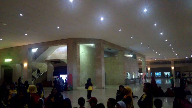 地下通路を通るとこのとおり、広々とした地下博物館に出ます。正式には「国家歴史博物館 (Museum Sejarah Nasional) 」というそうです。現在に至るまでのインドネシアの歴史を学ぶことができます。