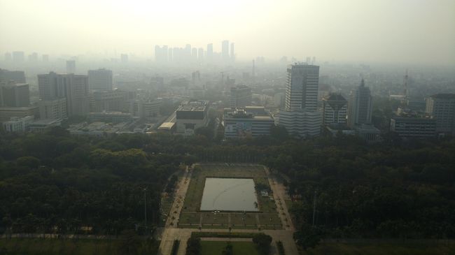 西側です。正面には官公庁が並びます。さながらジャカルタの霞が関。