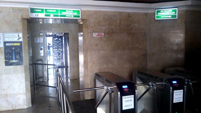 さて、このゲートをくぐってエレベーターに乗ります。このエレベーターは大体10人ほどで一杯。輸送力が貧弱ですので長蛇の列になってしまうことも。     