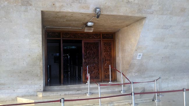 さて、階段を登るとエレベーター室に出ます。