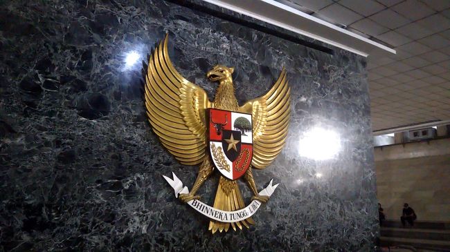 さて、下りのエレベーターも30分ほど待って、やっと下に降りてきました。ここはモナスの基部にある独立の広間。インドネシア独立にまつわる展示があります。こちらは何度も目にしてきたインドネシア国章。ガルーダが大きく翼を広げたデザイン。