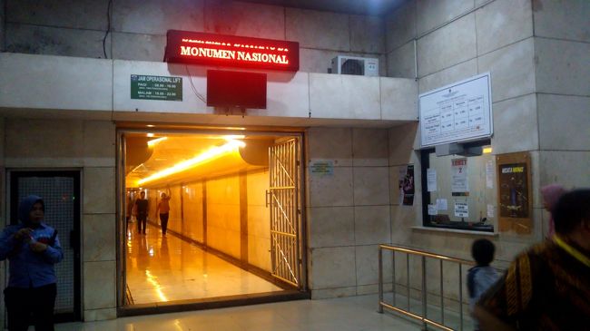 モナス基部からは道を挟んで反対側に入口があります。そこから地下を通ってモナス基部に向かいます。