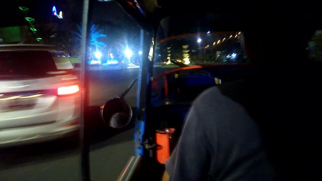 google mapの検索ではコタからM15Aというバスが出ている筈なのですが、見つかりません。鉄道のコタ駅まで行って駅員に聞いてみても誰も「わからない」とのこと。<br />再度、google mapで停留所が表示されている場所へ精密に歩いていくと、あったのは水色のオンボロのバン。確かにM15Aと書いてある。料金を聞くと400,000ルピアとのこと（ホントにこう言っていた）。後から思えばドライバーの言い間違えだと思うのですが、高すぎるので、近くの３綸のバシャイをつかまえてgoogle mapを見せて値段交渉。100,000ルピアは高いと思いましたが、大分ロスタイムがあったので、まあいっかと、乗ることに。夜の街を快調に飛ばして行きます。