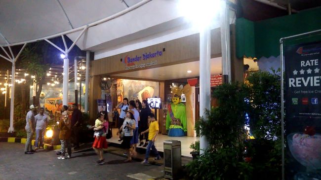 こちらから入ってみると、まず先程の水槽の方に行ってくれとのこと。ならば！