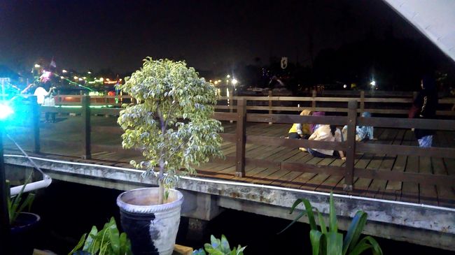 通された席はここ。夜で海は真っ黒でしかありませんが、何とも言えない開放的な素晴らしい雰囲気！これはテンションが上がります。