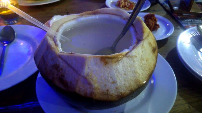 ウェイターがきて飲み物とその他の料理の注文。今回はココナツ・ジュースにします。時間がだいぶ遅いこともあり、すぐにやってきました。これぞ南国の飲み物！巨大なヤシの味そのまんま！味はとても優しい、ほのかな甘味です。これ、料理にぴったりです。コーラみたいにキツい砂糖の甘味ではなく、辛い料理にベストマッチです。内側の白い部分も掻き出して食べられます。