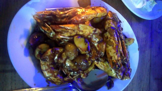 10分強ですぐに出てきました！まずはバター・ガーリック味のエビ。エビ以外はニンニク丸まんまです(笑)。これ全部食べたら大変なことになります。