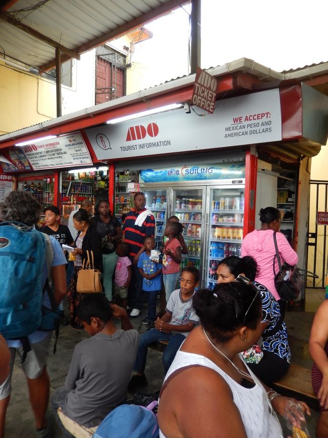 ベリーズシティ到着。<br />バスを降りると、とりまとめ役のようなおじさんが、「キーカーカー？」と聞いてきて、yesっていうとタクシーを手配して、我々観光客を手際よくさばいていく。<br /><br />言葉はグアテマラのスペイン語からここは英語に変わる。<br />英語になるだけで、意思疎通度がぐんと上がる。（気がする）