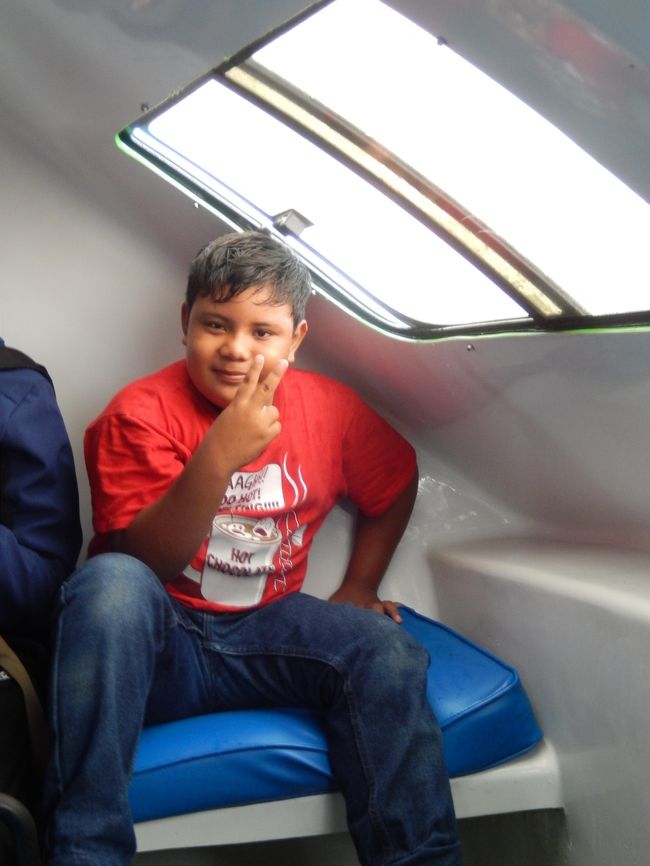 雨で曇ったガラスに名前を書いていた、トビーくん♪