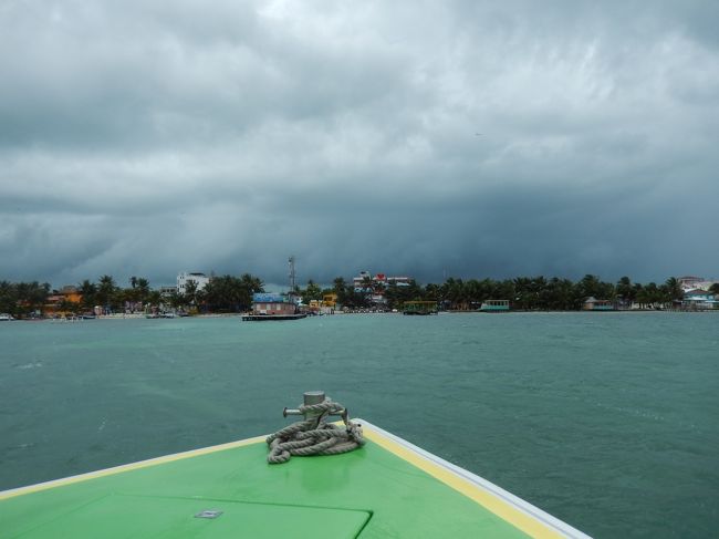 船が走ってる最中も雨。<br />やはり雨期ですの。。