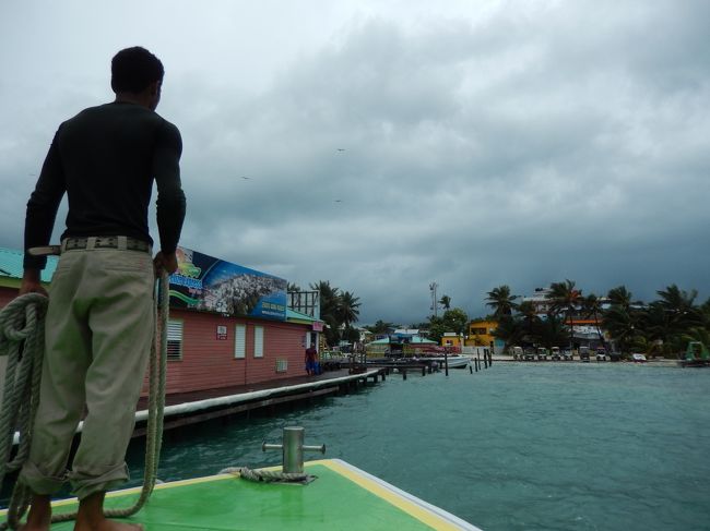 キーカーカーとうちゃくっ！<br />しかしすごい雨。<br /><br />船着き場から出ているゴルフカートのタクシー料金がめちゃ高で、（金額は忘れたが）値切ったら断られて、乗るのを渋っていたら他の観光客はみんなタクシーに乗って、いなくなってしまった。。。<br /><br />歩いて向かうことにするも、友人がかなりしんどそう。<br />予約したホテルへは歩いて行ける距離だったけど、、途中でタクシーを拾う。（3＄）<br />