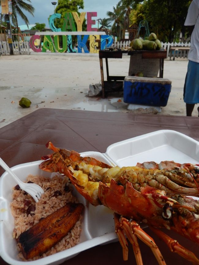 宿にチェックインしてすぐ、タクシーのお兄ちゃんが知り合いの店でリーズナブルにロブスター食べれるよ、と海辺の簡易的な店を紹介してくれた。<br /><br />ロブスターの大きさが中と大があって、私は中にした。<br />濃厚で美味しい！ビールと合わせて15＆。