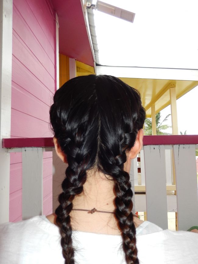 しかし出来上がりはイメージとかけ離れていた。<br /><br />ふ、ふつーの編み込みやんけ・・・・<br />友達にやってもらえばできるよ、このレベルなら・・・<br />私のやってみたかった、ブレードヘアーとは程遠い仕上がり・・・<br /><br />しかも1本10＄で、２本だから20＄だと言うおばちゃん。<br />ありえない！！ただちょっとワックスつけて編んだだけでその金額ってボッタクリだよ！！<br /><br />抵抗する私に友人が、しょうがないから13＆で妥協したらどうですか？と言ってくる。<br /><br />ううう、私は徹底抗戦を敷こうかと思っていたが<br />やむを得ない。<br /><br />これで13＄って！！<br />