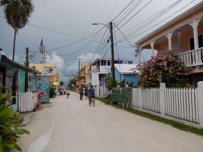 舗装された道路ではなく、白い砂地っていうのもいい♪