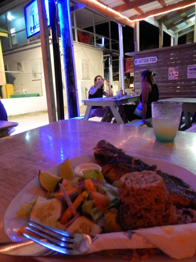 夜は、スナッパーフィッシュプレート（25BZ$）とスイカジュース（4BZ$）を注文。<br />アメリカ紙幣も使えるし、ベリーズドルでの支払いは（１＄＝2BZ$）米紙幣の倍数。<br /><br />観光地だけに物価は高め。<br /><br />