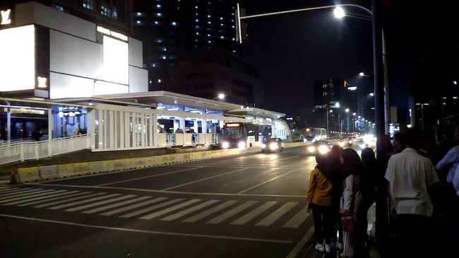 駅前のトランス・ジャカルタ（路線バス）の乗り場に向かいます。<br />これから海岸沿いのアンチョール・ジャカルタ・ベイシティにあるシーフード・レストランまで行ってみます。まずは１番のバスで北のコタまで向かいます。